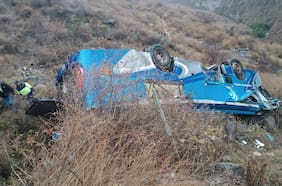 Tres muertos y más de 20 heridos deja caída de un bus a un acantilado al sur de Perú
