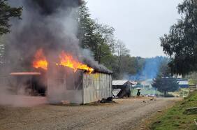 Treintena de encapuchados quema 9 viviendas, maquinaría y vehículos en ataque a campamento forestal en La Araucanía