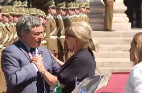 Emotivo encuentro con Cecilia Morel: presidentes del Senado y de la Cámara reciben féretro de Piñera en el ex Congreso Nacional