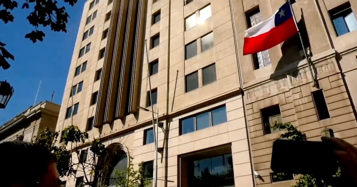 Evacúan Ministerio de Justicia por incendio en su interior: Bomberos trabaja en el lugar