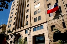 Evacúan Ministerio de Justicia por incendio en su interior: Bomberos trabaja en el lugar
