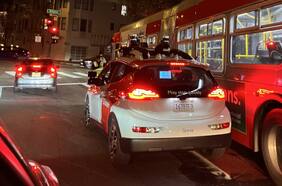 California limita el funcionamiento de taxis autónomos ante serie de incidentes