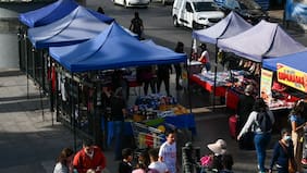 Retiran 80 toldos azules en nuevo operativo en barrio Meiggs: instalaron barricadas para evitarlo