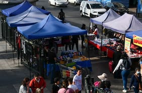 Retiran 80 toldos azules en nuevo operativo en barrio Meiggs: instalaron barricadas para evitarlo