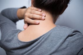 4 ejercicios para prevenir el dolor de cuello, según Harvard