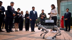 Presidente Boric interactúa con “perro robot” durante visita a instituto tecnológico en Corea del Sur