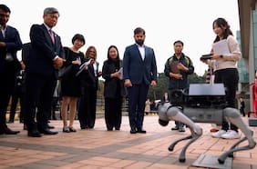 Presidente Boric interactúa con un “perro robot” durante visita a instituto tecnológico en Corea del Sur