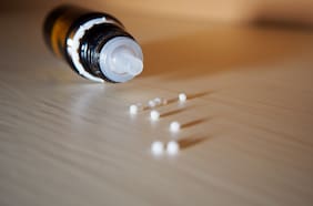 El dramático caso de la matrona que reemplazó vacunas vitales por pastillas de homeopatía a 1.500 niños