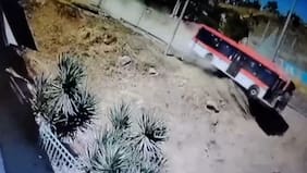 Así fue el momento en que Bus Red se desbarrancó en Lo Barnechea