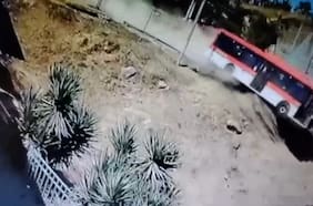 Así fue el momento en que Bus Red se desbarrancó en Lo Barnechea