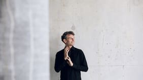Con obras de Mozart y Philip Glass: recital de piano inmersivo de David Greilsammer llega a Teatro CA660