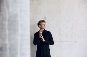 Con obras de Mozart y Philip Glass: recital de piano inmersivo de David Greilsammer llega a Teatro CA660