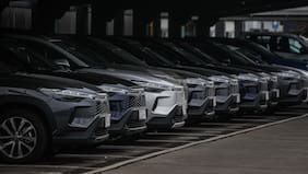 Gremio automotriz dice que el “bencinazo” aceleró la venta de autos de bajas emisiones, pero ve difícil la meta de 2030