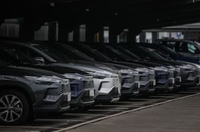 Gremio automotriz dice que el “bencinazo” aceleró la venta de autos de bajas emisiones, pero ve difícil la meta de 2030
