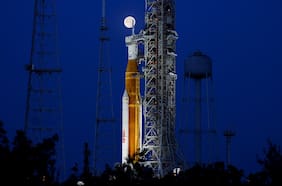 La Nasa ya tiene en la rampa de lanzamiento el cohete que llevará a la primera mujer a la Luna