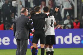 La instrucción del árbitro que incomodó a los jugadores de Colo Colo en medio del caos del Monumental