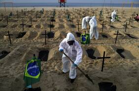 Convierten playa de Copacabana en cementerio como protesta contra el gobierno brasileño