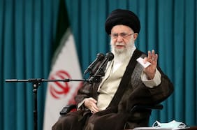 Quién es el ayatolá Alí Jamenei y cuál es su poder como líder supremo en Irán