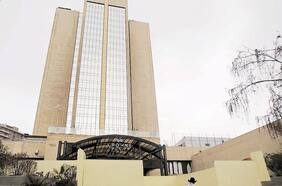 Hotel Crowne Plaza reabre y dueños llevan a arbitraje a aseguradora por daños del 18 de octubre