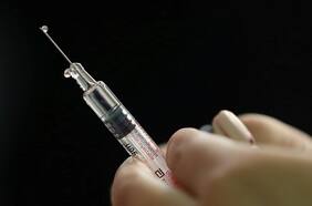 Oxford, CanSino y Sinovac: ¿cómo son las tres vacunas que evalúa probar Chile?