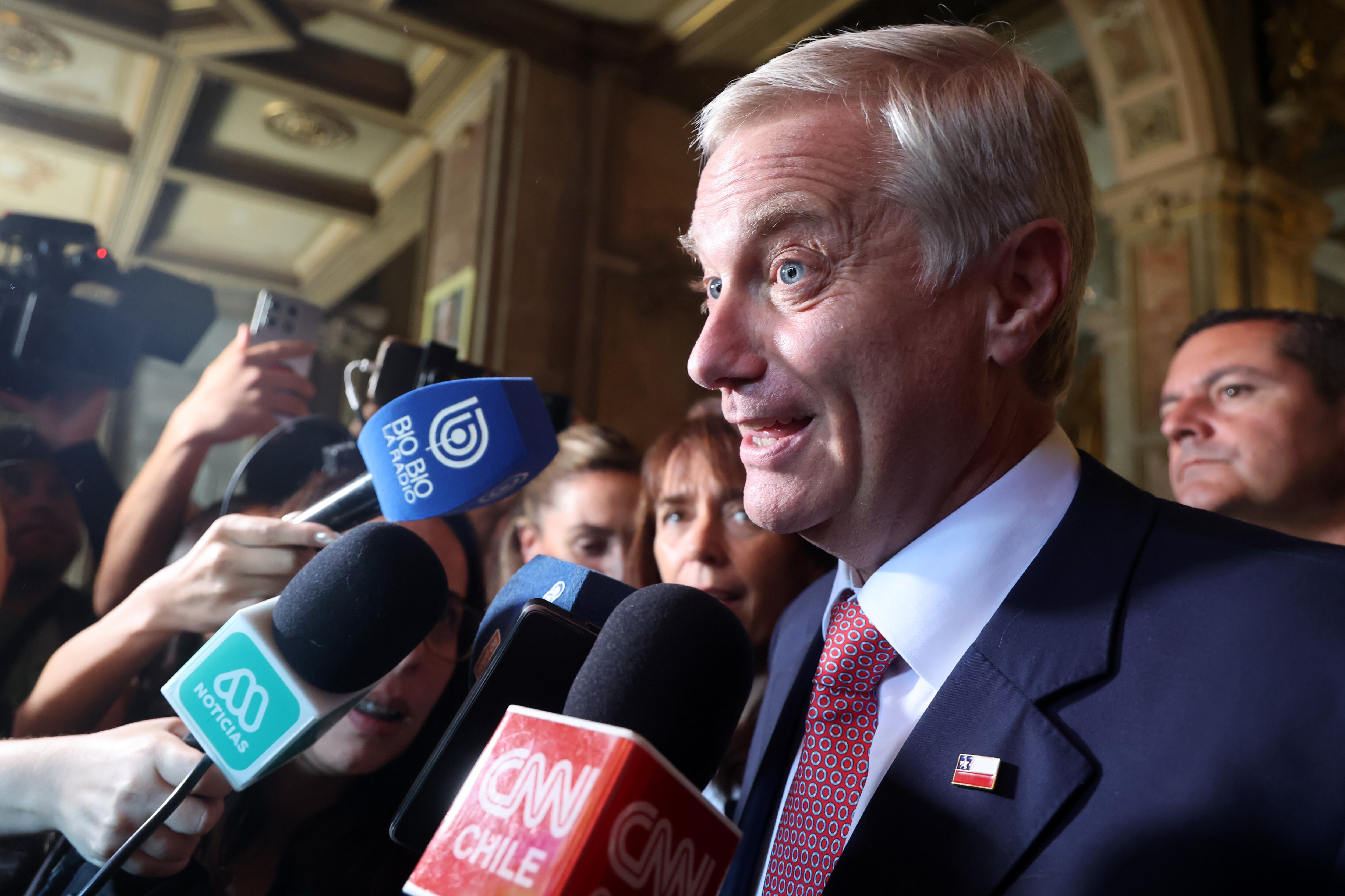 Kast enfrenta primera disputa con trabajadores públicos por norma de despidos