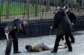 Pistolas “taser”: la experiencia internacional y el debate que se abrió en Chile por su uso