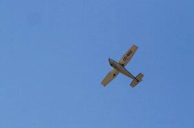 Avioneta capotó en región de Los Ríos: piloto de la aeronave falleció y otros dos ocupantes resultaron lesionados