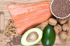 Mejor que el pescado: el alimento que protege al cerebro del alzhéimer y párkinson, según un científico
