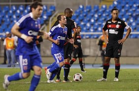 La confusa anécdota de Johnny Herrera con Ronaldinho en la Copa Sudamericana 2011