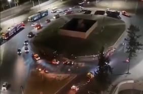 Caravana de grúas y camiones rodea Plaza Baquedano en protesta por envío del proyecto del tercer retiro al TC