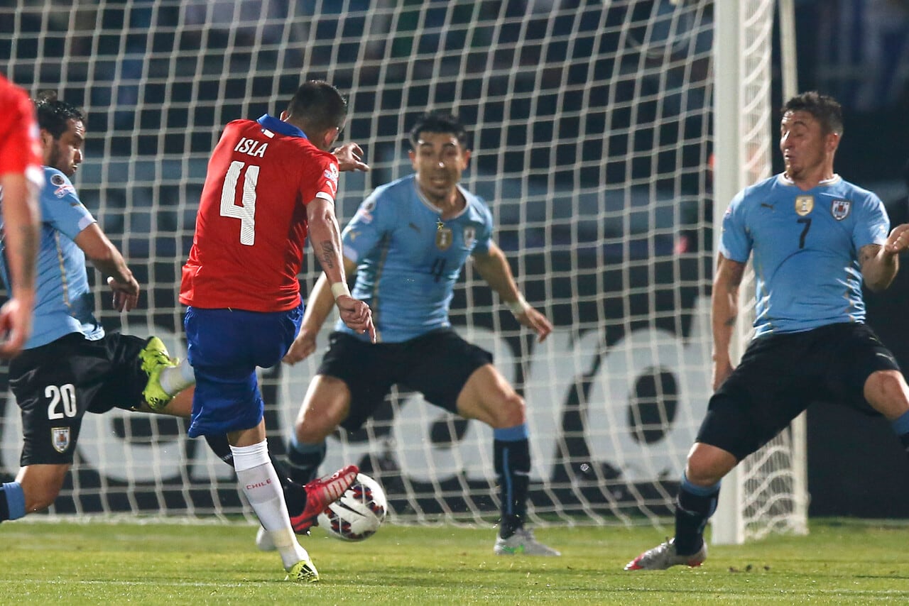 El gol de Isla le dio el triunfo a la Roja sobre Uruguay. Foto: Photosport
