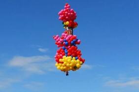 El misterio de un cura que voló atado a mil globos de cumpleaños y que apareció muerto