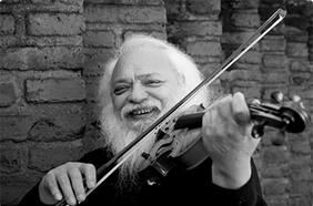 Muere Roberto Lecaros, leyenda del jazz chileno