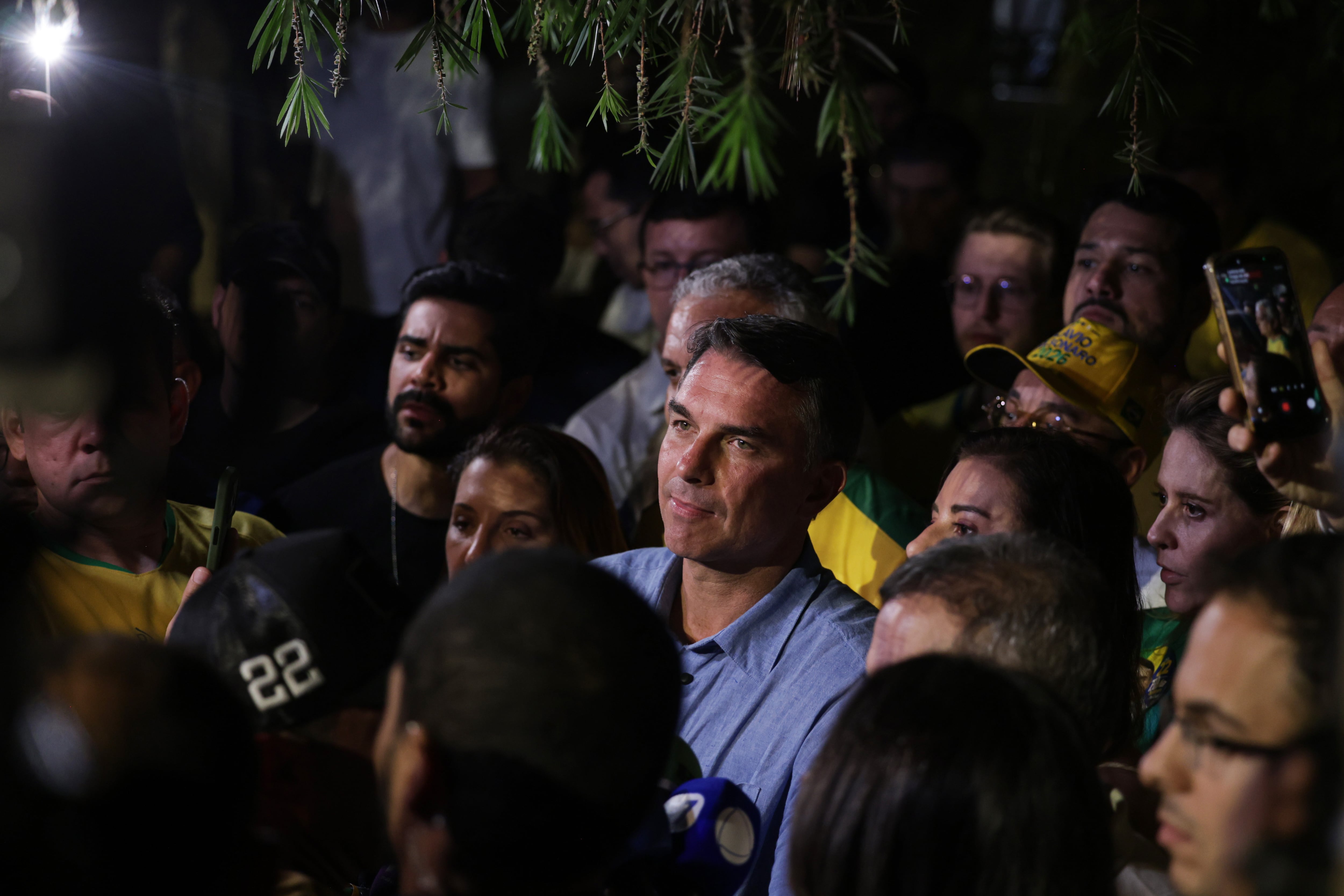 Flávio Bolsonaro habla con los periodistas tras la victoria en la primera vuelta de las elecciones de 2026. Foto: Joédson Alves/Agência Brasil