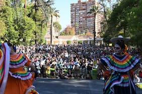 Una fiesta gratuita de Día de Muertos con música, baile, comida mexicana, cine y altar