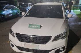 Menores de edad golpean a un hombre para robar su auto