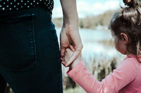 La lucha de Chile para evitar la impunidad de los padres que no pagan pensión alimenticia