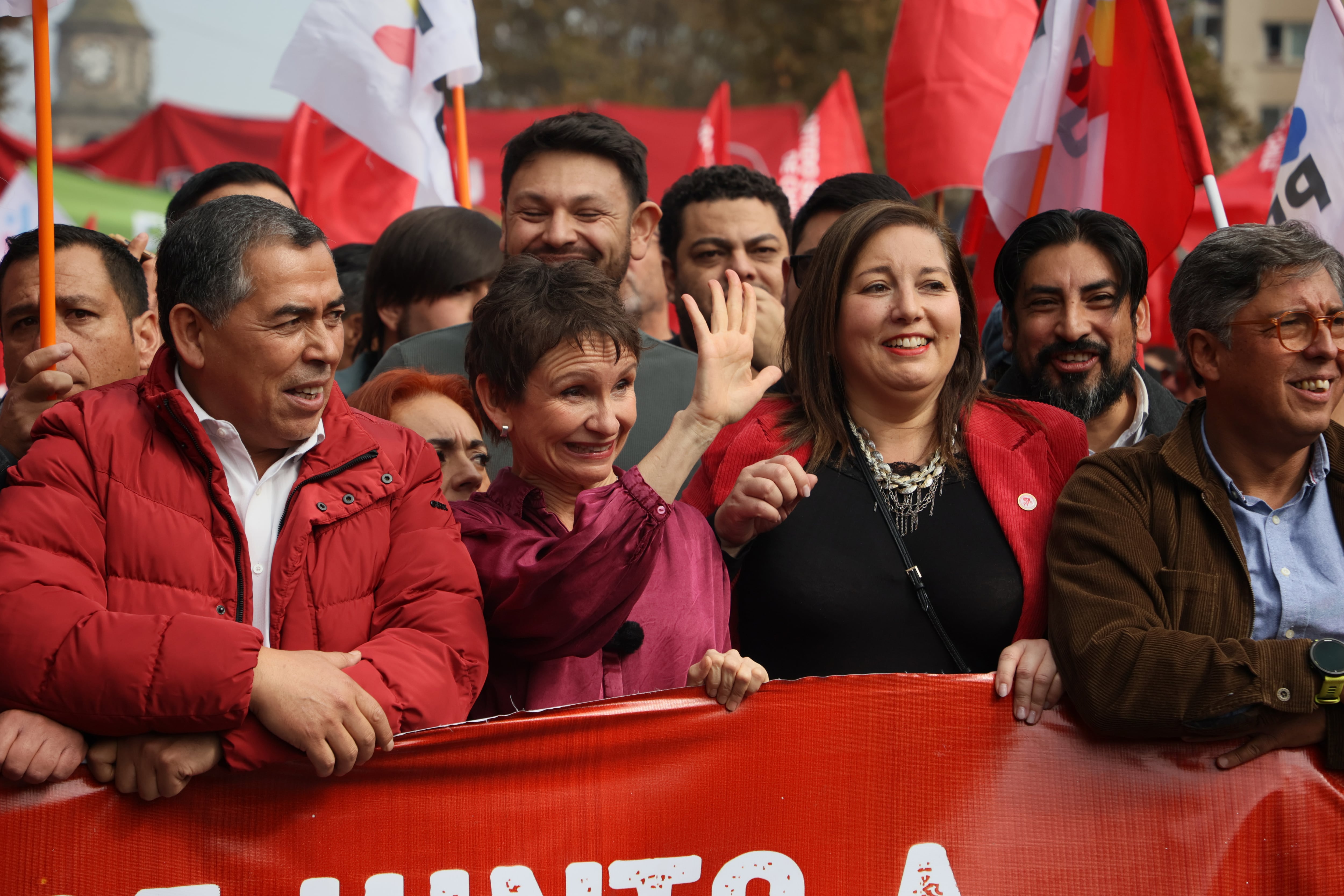 Tohá, junto a la dirigencia del PS, en la marcha convocada por la CUT, por el Día del Trabajador.
Dragomir Yankovic/Aton Chile