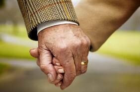 Sube el Bono Bodas de Oro: este es el nuevo monto y los requisitos para solicitarlo