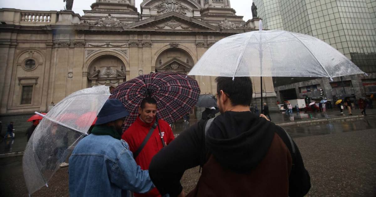 Calor extremo en Santiago: ¿un respiro pasajero o un nuevo patrón climático?: El sistema frontal que apenas roza la capital y sus implicancias a mediano plazo