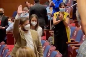 La distendida pausa de Gabriel Boric para ir al teatro con Irina Karamanos