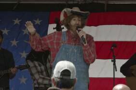 Vean a Sacha Baron Cohen arrancando de una reunión racista en este video que no fue incluido en Borat 2