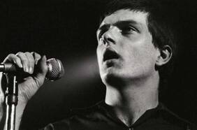 “Love will tear us apart”: cuando Ian Curtis le cantó a su desgracia