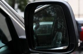 Presentan proyecto que busca eliminar la obligación de grabar la patente en los vidrios de los autos