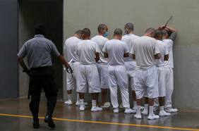 Bukele ofrece a EE.UU. albergar en sus cárceles a delincuentes deportados