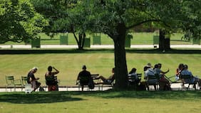 Mayor seguridad y calidad del medio ambiente: por qué la gente era más feliz hace 50 años, según sondeo global de Ipsos