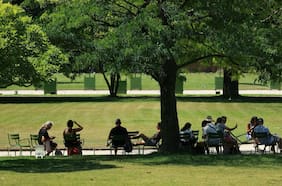 Piscinas gratis, “refugios climáticos” y prohibición de trabajo al aire libre: Las medidas en Europa ante ola de calor