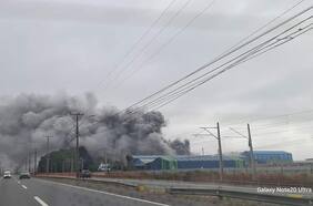 Incendio afecta a galpones de empresa papelera en Coronel: informan dos bomberos lesionados