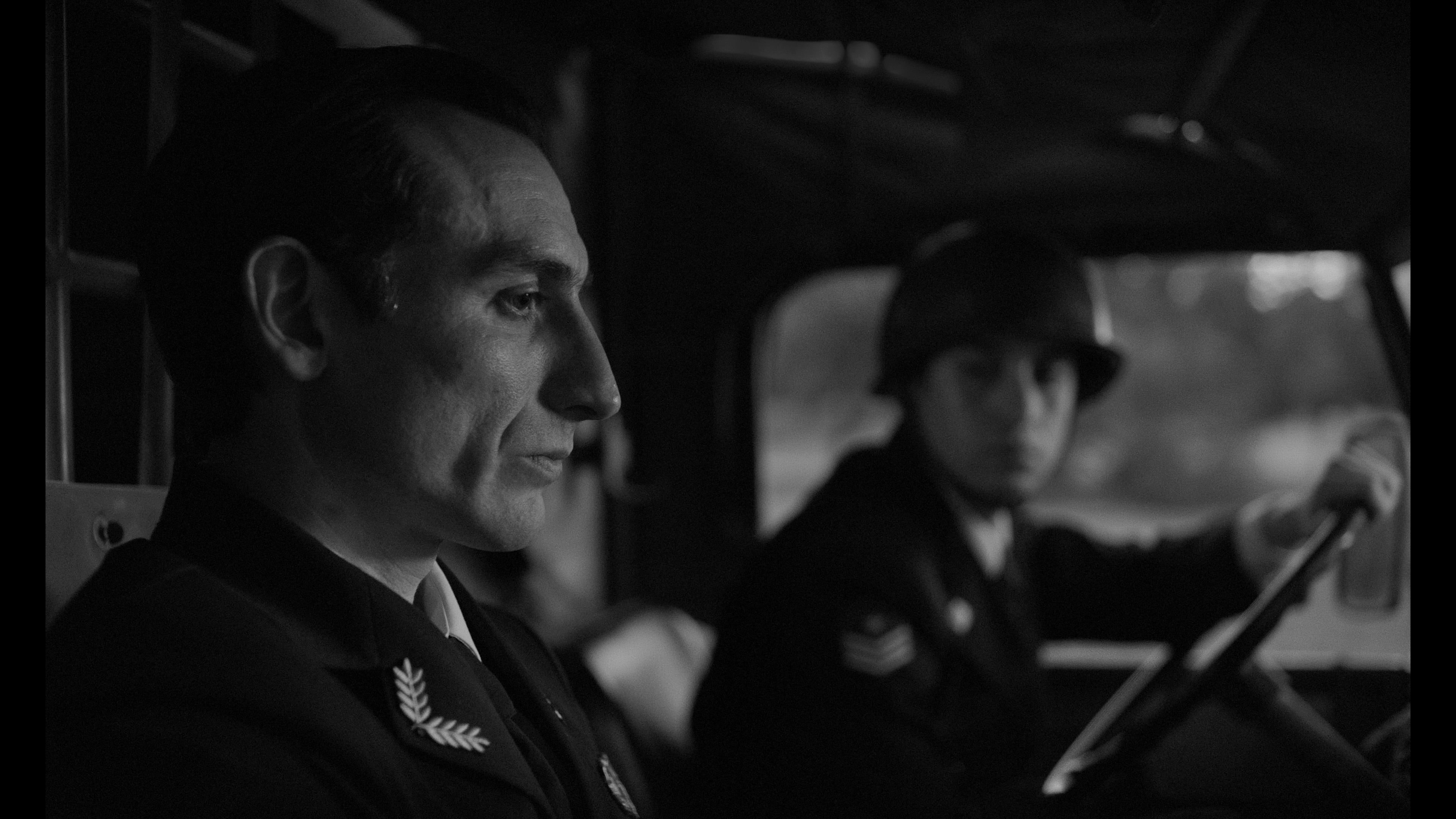 El capitán Jorge Silva (Nicolás Zárate) y el sargento Hernández (Aron Hernández) en Hangar Rojo.