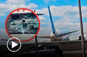 Un avión de United Airlines con 221 pasajeros chocó contra un camión en plena carretera